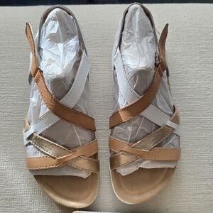 Earth Women's Sterling Sandals in Light Natural (White and Tan) NEW